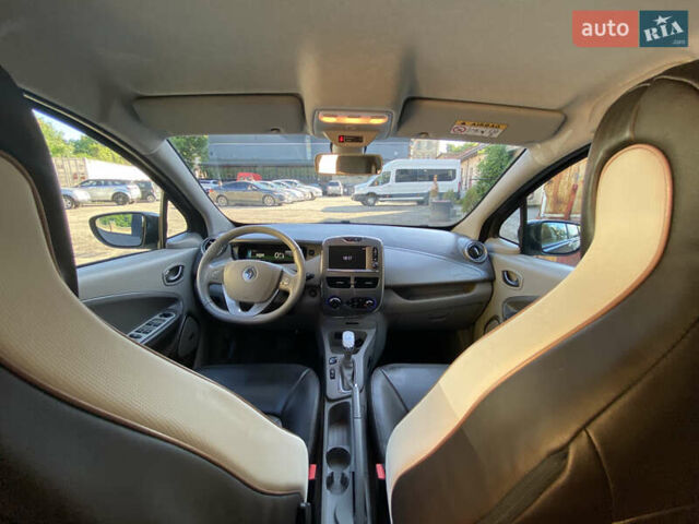 Серый Рено Зое, объемом двигателя 0 л и пробегом 151 тыс. км за 8900 $, фото 5 на Automoto.ua