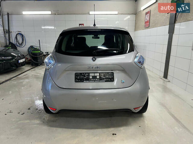 Серый Рено Зое, объемом двигателя 0 л и пробегом 47 тыс. км за 4450 $, фото 8 на Automoto.ua