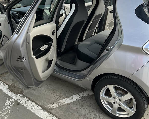 Серый Рено Зое, объемом двигателя 0 л и пробегом 112 тыс. км за 6500 $, фото 6 на Automoto.ua