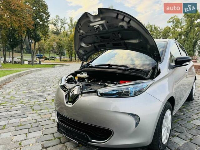 Серый Рено Зое, объемом двигателя 0 л и пробегом 85 тыс. км за 8444 $, фото 124 на Automoto.ua