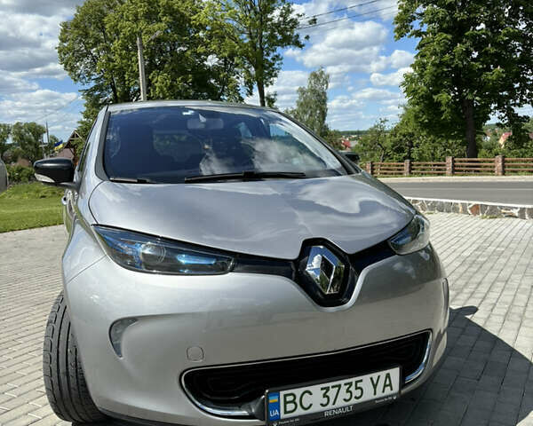 Серый Рено Зое, объемом двигателя 0 л и пробегом 94 тыс. км за 8300 $, фото 3 на Automoto.ua