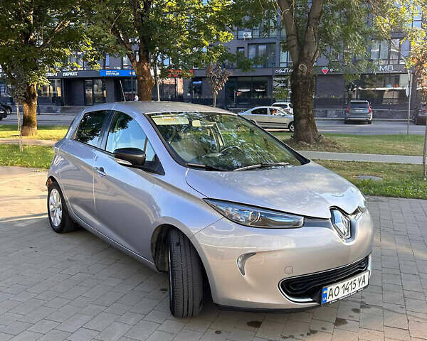 Серый Рено Зое, объемом двигателя 0 л и пробегом 125 тыс. км за 7500 $, фото 3 на Automoto.ua