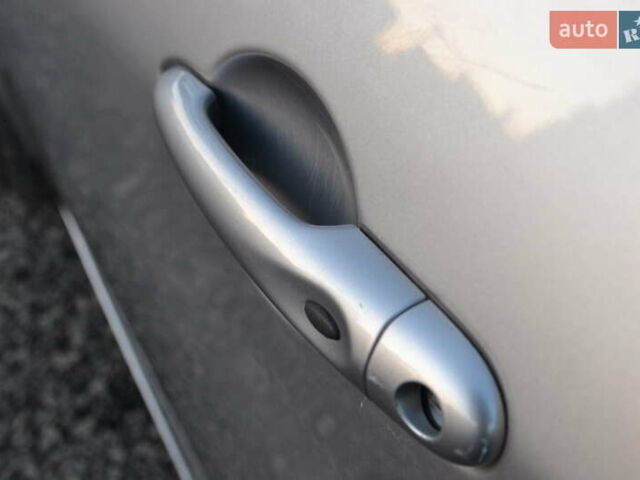Серый Рено Зое, объемом двигателя 0 л и пробегом 98 тыс. км за 6999 $, фото 22 на Automoto.ua