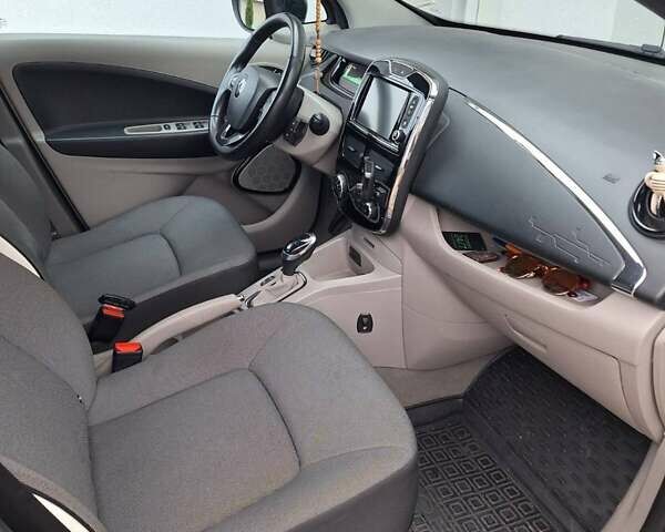 Серый Рено Зое, объемом двигателя 0 л и пробегом 86 тыс. км за 7700 $, фото 22 на Automoto.ua
