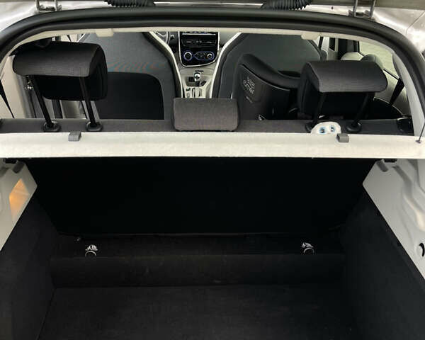 Серый Рено Зое, объемом двигателя 0 л и пробегом 42 тыс. км за 8100 $, фото 10 на Automoto.ua