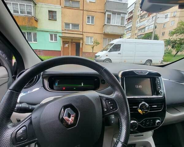 Серый Рено Зое, объемом двигателя 0 л и пробегом 90 тыс. км за 7400 $, фото 16 на Automoto.ua
