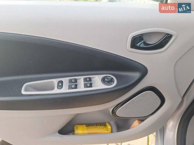 Серый Рено Зое, объемом двигателя 0 л и пробегом 86 тыс. км за 7700 $, фото 9 на Automoto.ua