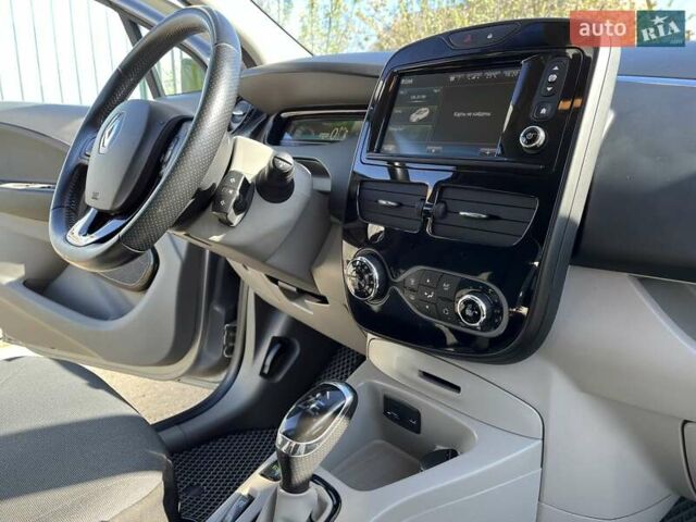 Серый Рено Зое, объемом двигателя 0 л и пробегом 113 тыс. км за 8000 $, фото 18 на Automoto.ua