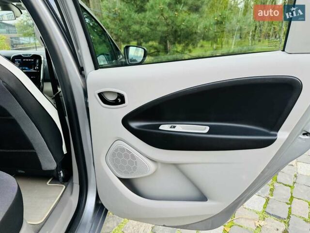 Серый Рено Зое, объемом двигателя 0 л и пробегом 85 тыс. км за 8444 $, фото 101 на Automoto.ua