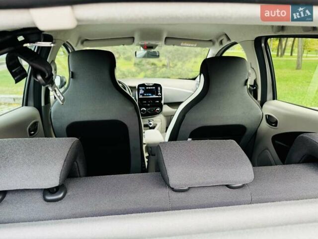 Серый Рено Зое, объемом двигателя 0 л и пробегом 85 тыс. км за 8444 $, фото 121 на Automoto.ua