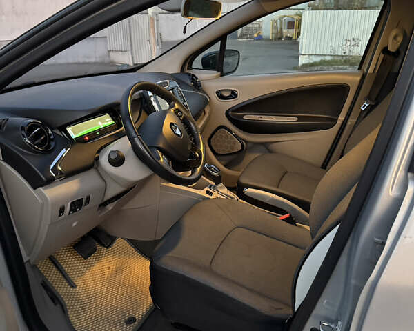 Серый Рено Зое, объемом двигателя 0 л и пробегом 84 тыс. км за 7200 $, фото 12 на Automoto.ua