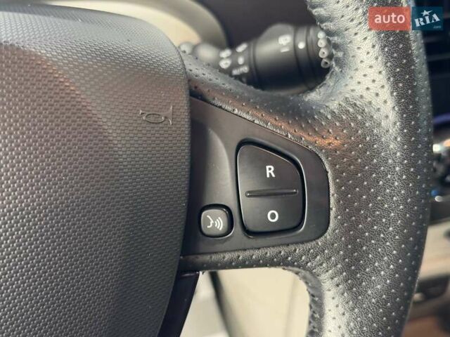 Серый Рено Зое, объемом двигателя 0 л и пробегом 61 тыс. км за 7300 $, фото 24 на Automoto.ua
