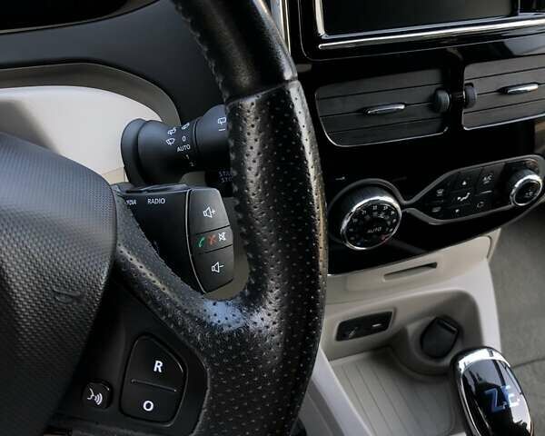 Серый Рено Зое, объемом двигателя 0 л и пробегом 94 тыс. км за 8300 $, фото 7 на Automoto.ua