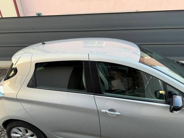 Серый Рено Зое, объемом двигателя 0 л и пробегом 80 тыс. км за 8200 $, фото 7 на Automoto.ua