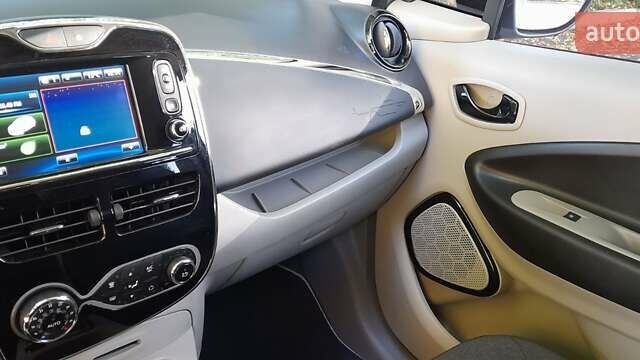 Серый Рено Зое, объемом двигателя 0 л и пробегом 80 тыс. км за 7200 $, фото 22 на Automoto.ua