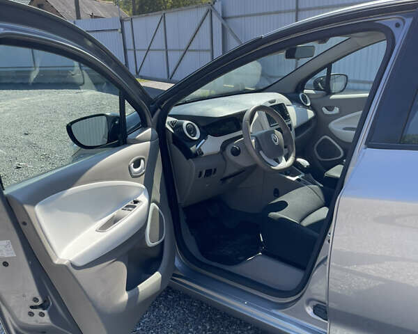 Серый Рено Зое, объемом двигателя 0 л и пробегом 140 тыс. км за 6700 $, фото 7 на Automoto.ua