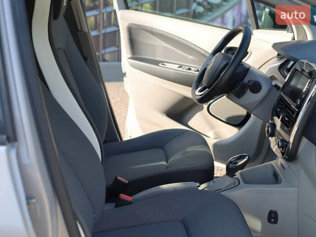 Серый Рено Зое, объемом двигателя 0 л и пробегом 52 тыс. км за 8200 $, фото 12 на Automoto.ua