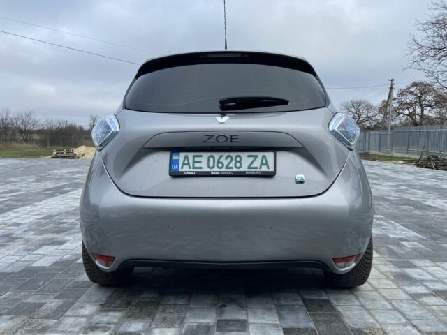 Серый Рено Зое, объемом двигателя 0 л и пробегом 142 тыс. км за 9000 $, фото 8 на Automoto.ua