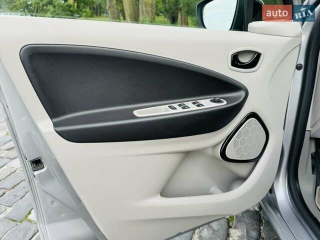 Серый Рено Зое, объемом двигателя 0 л и пробегом 85 тыс. км за 8444 $, фото 65 на Automoto.ua