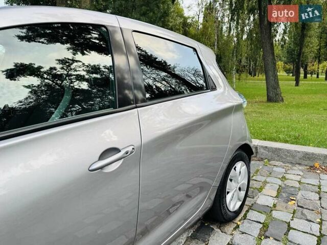Серый Рено Зое, объемом двигателя 0 л и пробегом 85 тыс. км за 8444 $, фото 15 на Automoto.ua