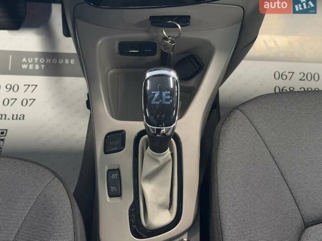 Серый Рено Зое, объемом двигателя 0 л и пробегом 61 тыс. км за 7300 $, фото 35 на Automoto.ua