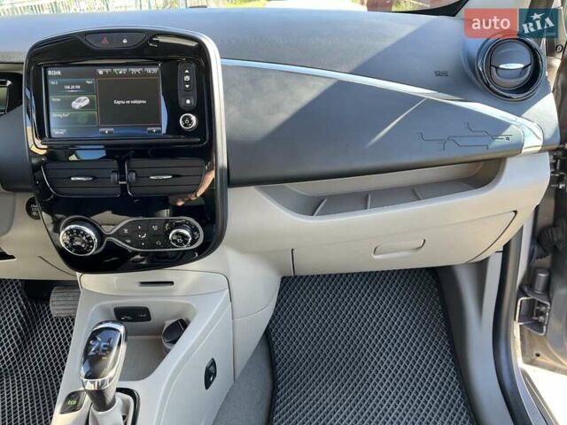 Серый Рено Зое, объемом двигателя 0 л и пробегом 113 тыс. км за 8000 $, фото 17 на Automoto.ua