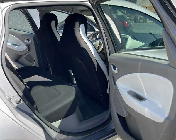 Серый Рено Зое, объемом двигателя 0 л и пробегом 140 тыс. км за 6700 $, фото 9 на Automoto.ua