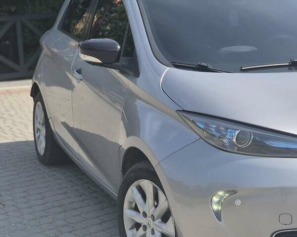 Серый Рено Зое, объемом двигателя 0 л и пробегом 96 тыс. км за 7700 $, фото 3 на Automoto.ua