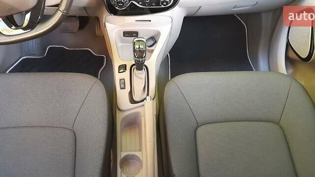 Серый Рено Зое, объемом двигателя 0 л и пробегом 80 тыс. км за 7200 $, фото 28 на Automoto.ua