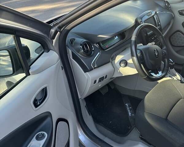 Серый Рено Зое, объемом двигателя 0 л и пробегом 160 тыс. км за 7900 $, фото 4 на Automoto.ua