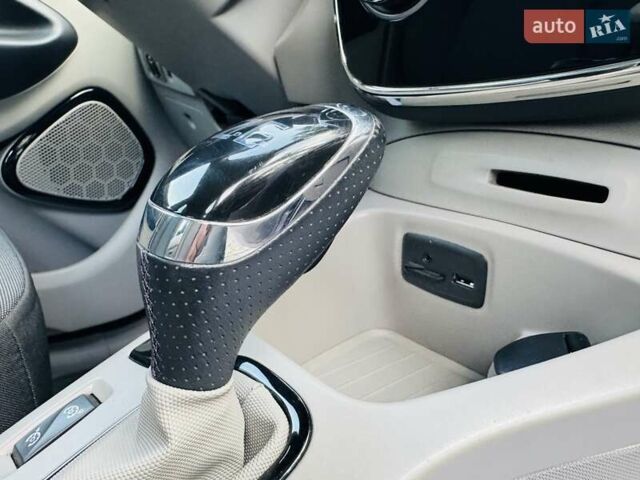Серый Рено Зое, объемом двигателя 0 л и пробегом 85 тыс. км за 8444 $, фото 114 на Automoto.ua