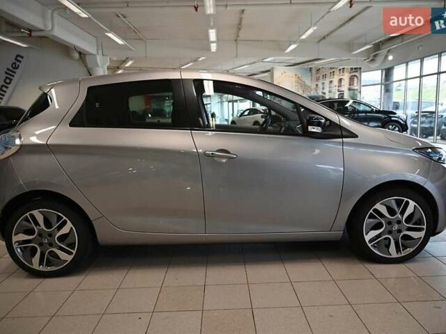 Серый Рено Зое, объемом двигателя 0 л и пробегом 97 тыс. км за 4570 $, фото 6 на Automoto.ua