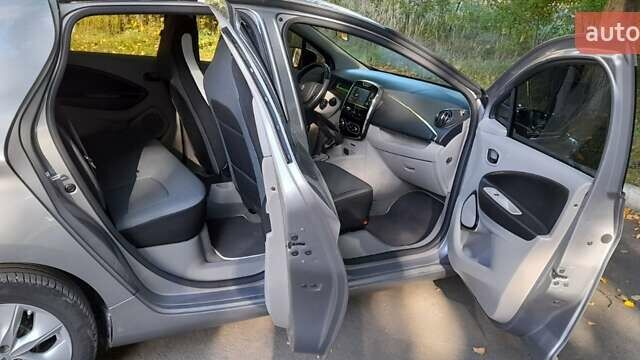 Серый Рено Зое, объемом двигателя 0 л и пробегом 80 тыс. км за 7200 $, фото 32 на Automoto.ua
