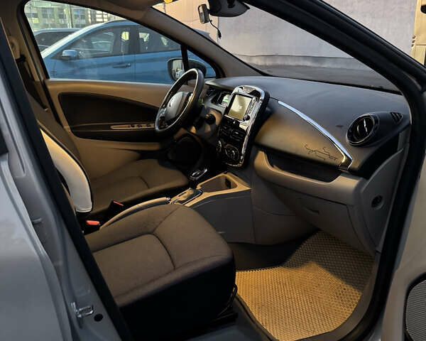 Серый Рено Зое, объемом двигателя 0 л и пробегом 84 тыс. км за 7200 $, фото 11 на Automoto.ua