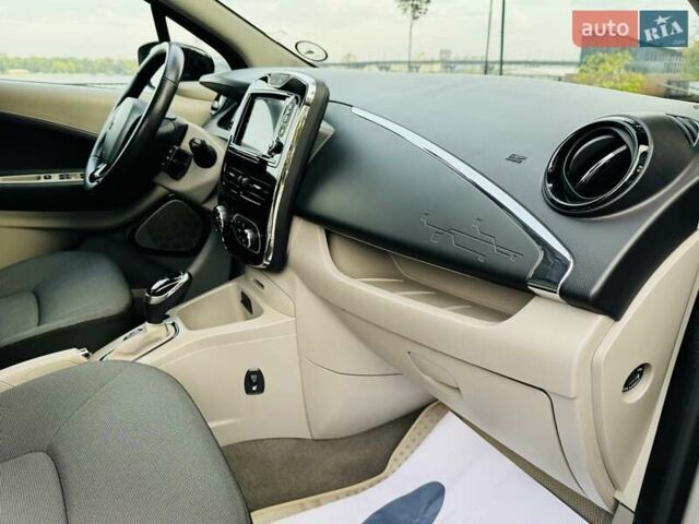 Серый Рено Зое, объемом двигателя 0 л и пробегом 85 тыс. км за 8444 $, фото 109 на Automoto.ua