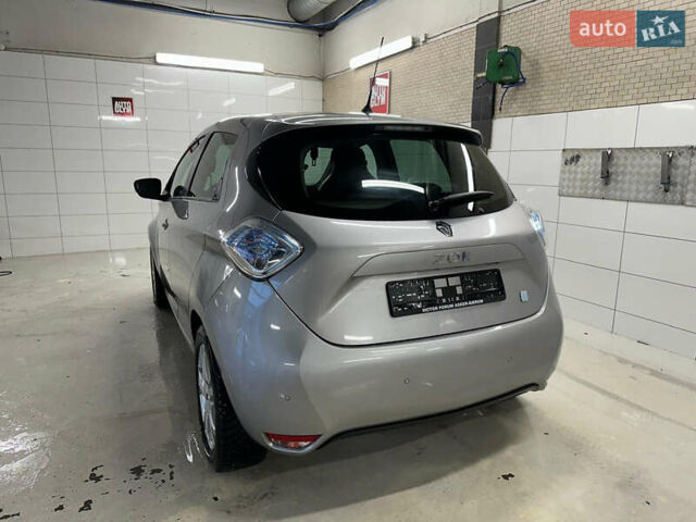 Серый Рено Зое, объемом двигателя 0 л и пробегом 47 тыс. км за 4450 $, фото 7 на Automoto.ua