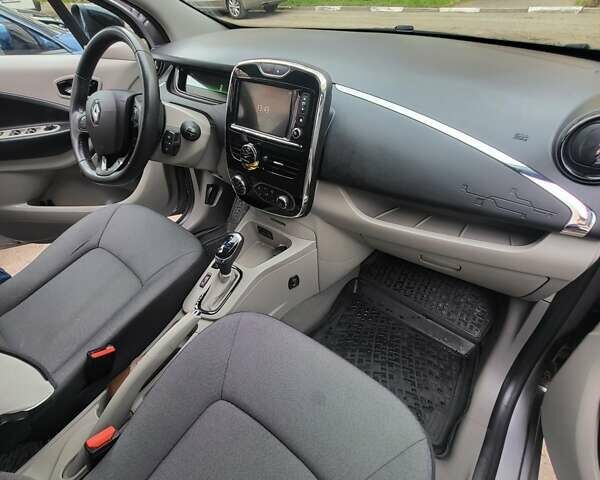 Серый Рено Зое, объемом двигателя 0 л и пробегом 90 тыс. км за 7400 $, фото 11 на Automoto.ua
