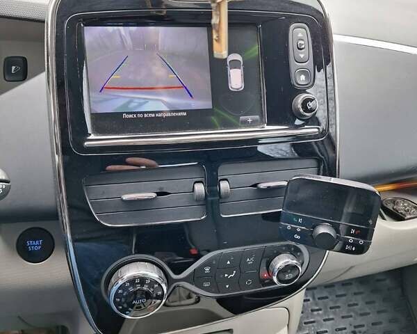 Серый Рено Зое, объемом двигателя 0 л и пробегом 86 тыс. км за 7700 $, фото 17 на Automoto.ua