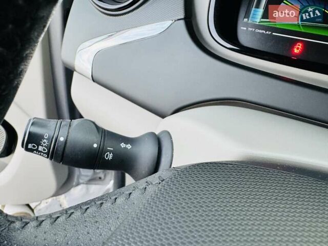 Серый Рено Зое, объемом двигателя 0 л и пробегом 85 тыс. км за 8444 $, фото 75 на Automoto.ua