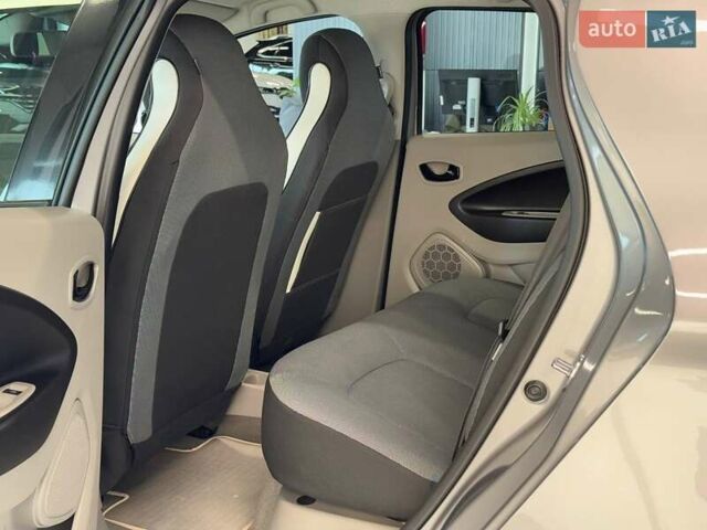 Серый Рено Зое, объемом двигателя 0 л и пробегом 61 тыс. км за 7300 $, фото 27 на Automoto.ua