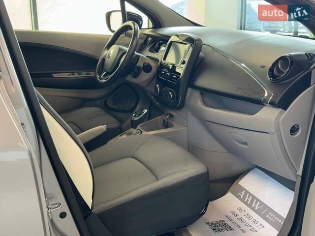 Серый Рено Зое, объемом двигателя 0 л и пробегом 61 тыс. км за 7300 $, фото 30 на Automoto.ua