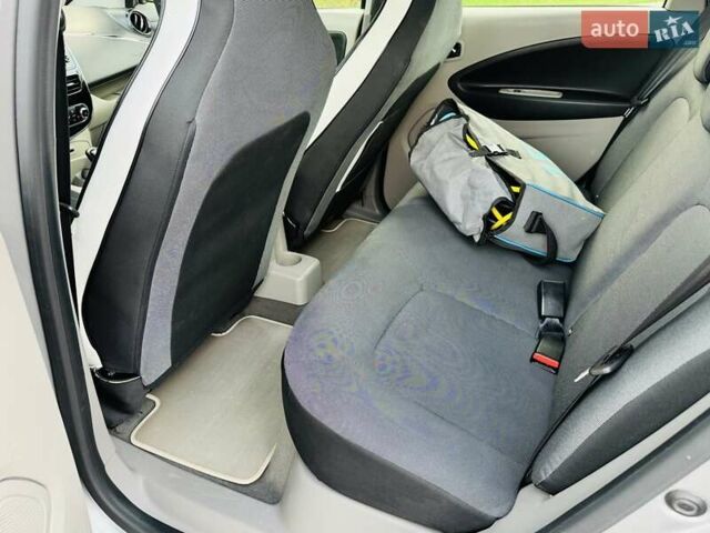 Серый Рено Зое, объемом двигателя 0 л и пробегом 85 тыс. км за 8444 $, фото 93 на Automoto.ua