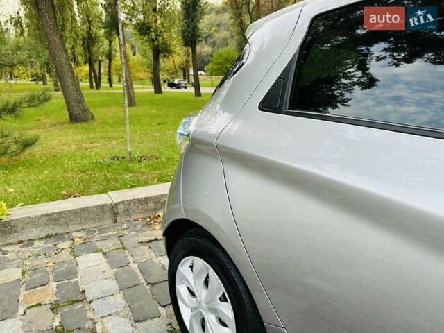 Серый Рено Зое, объемом двигателя 0 л и пробегом 85 тыс. км за 8444 $, фото 33 на Automoto.ua