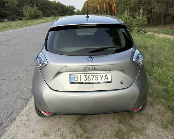 Серый Рено Зое, объемом двигателя 0 л и пробегом 56 тыс. км за 8000 $, фото 2 на Automoto.ua