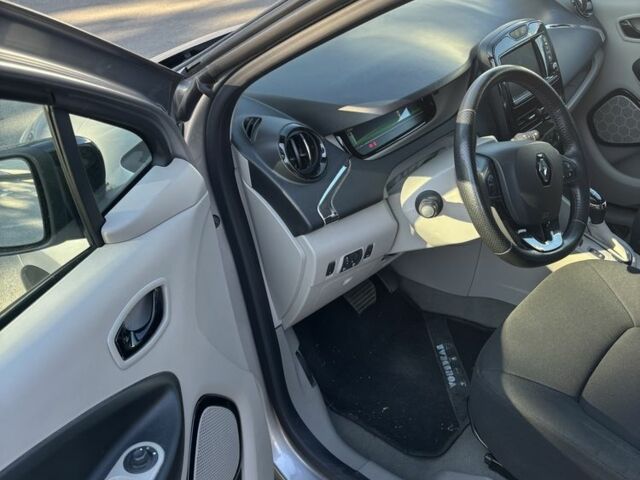 Серый Рено Зое, объемом двигателя 0 л и пробегом 160 тыс. км за 7900 $, фото 5 на Automoto.ua