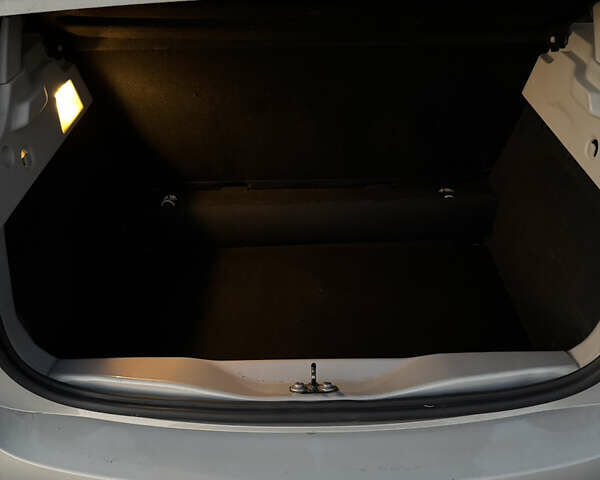 Серый Рено Зое, объемом двигателя 0 л и пробегом 84 тыс. км за 7200 $, фото 10 на Automoto.ua