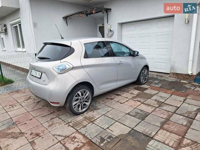 Серый Рено Зое, объемом двигателя 0 л и пробегом 86 тыс. км за 7700 $, фото 4 на Automoto.ua