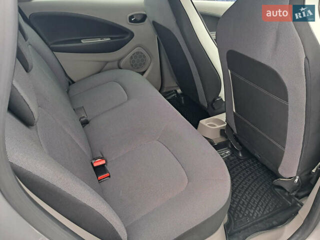 Серый Рено Зое, объемом двигателя 0 л и пробегом 47 тыс. км за 4450 $, фото 21 на Automoto.ua