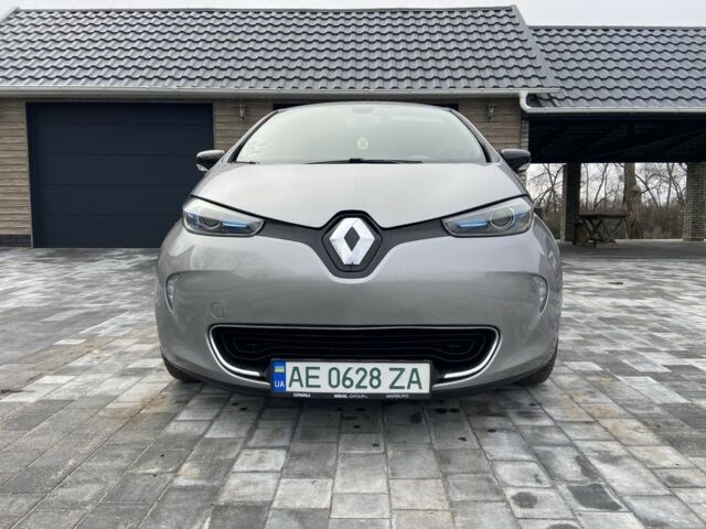 Серый Рено Зое, объемом двигателя 0 л и пробегом 142 тыс. км за 9000 $, фото 2 на Automoto.ua
