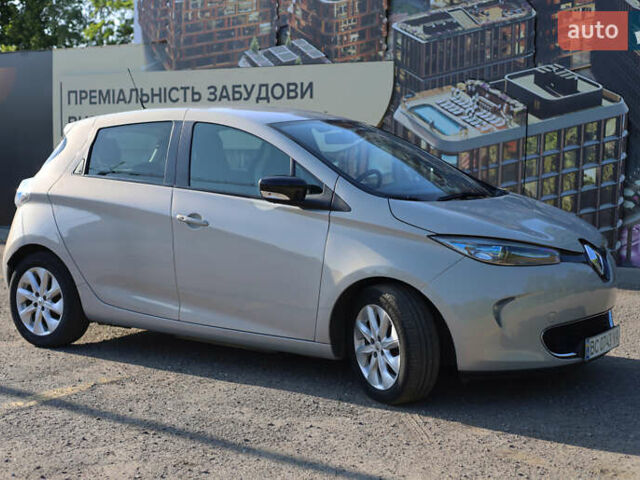 Серый Рено Зое, объемом двигателя 0 л и пробегом 52 тыс. км за 8200 $, фото 4 на Automoto.ua